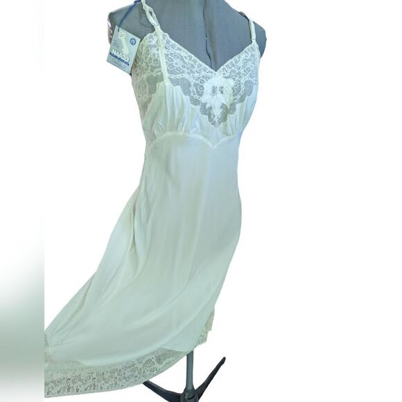vintage women's 60s white nylon gown slip with lace details - Picture 11 of 11
